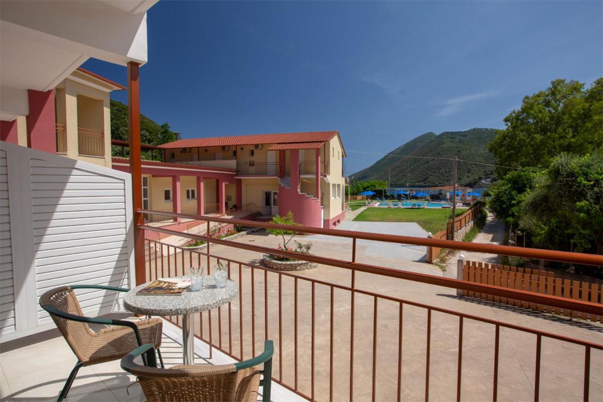 Menes Hotel Geni  Экстерьер фото